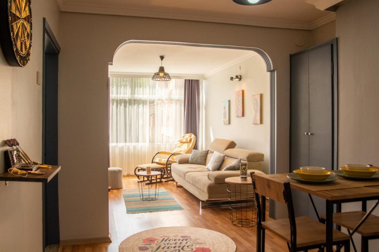 Delightful Flat With Location And Balcony In Karsiyaka * İzmir